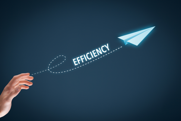 Effizienz als Grund, warum ein ERP-System für dein Unternehmen sinnvoll ist (Symbolbild mit Papierflieger, der nach oben fliegt)